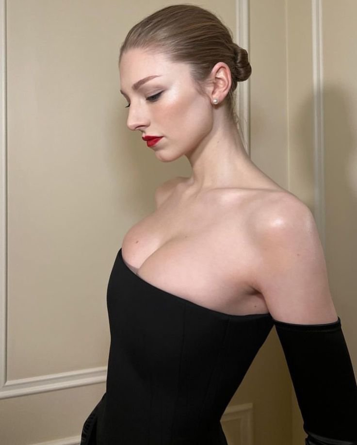 TheLOKII_'s tweet photo. Hunter Schafer... good heavens https://t.co/EKdQQnmMZR