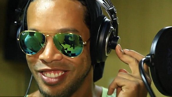 kernlpop's tweet photo. Ronaldinho https://t.co/Qe47CZby3X