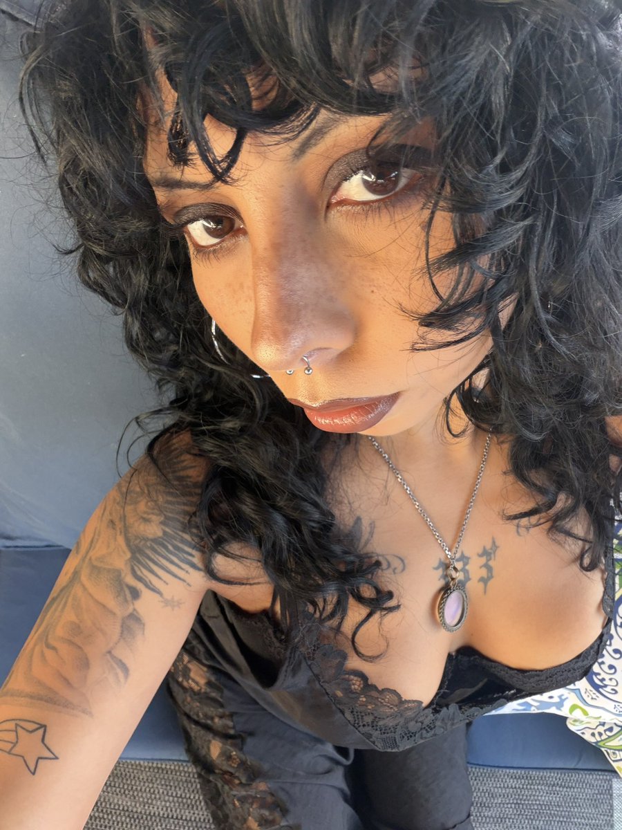 hunnydrip's tweet photo. She's in love with herself
She likes the dark
🖤🐦‍⬛ https://t.co/ISex4df5aQ