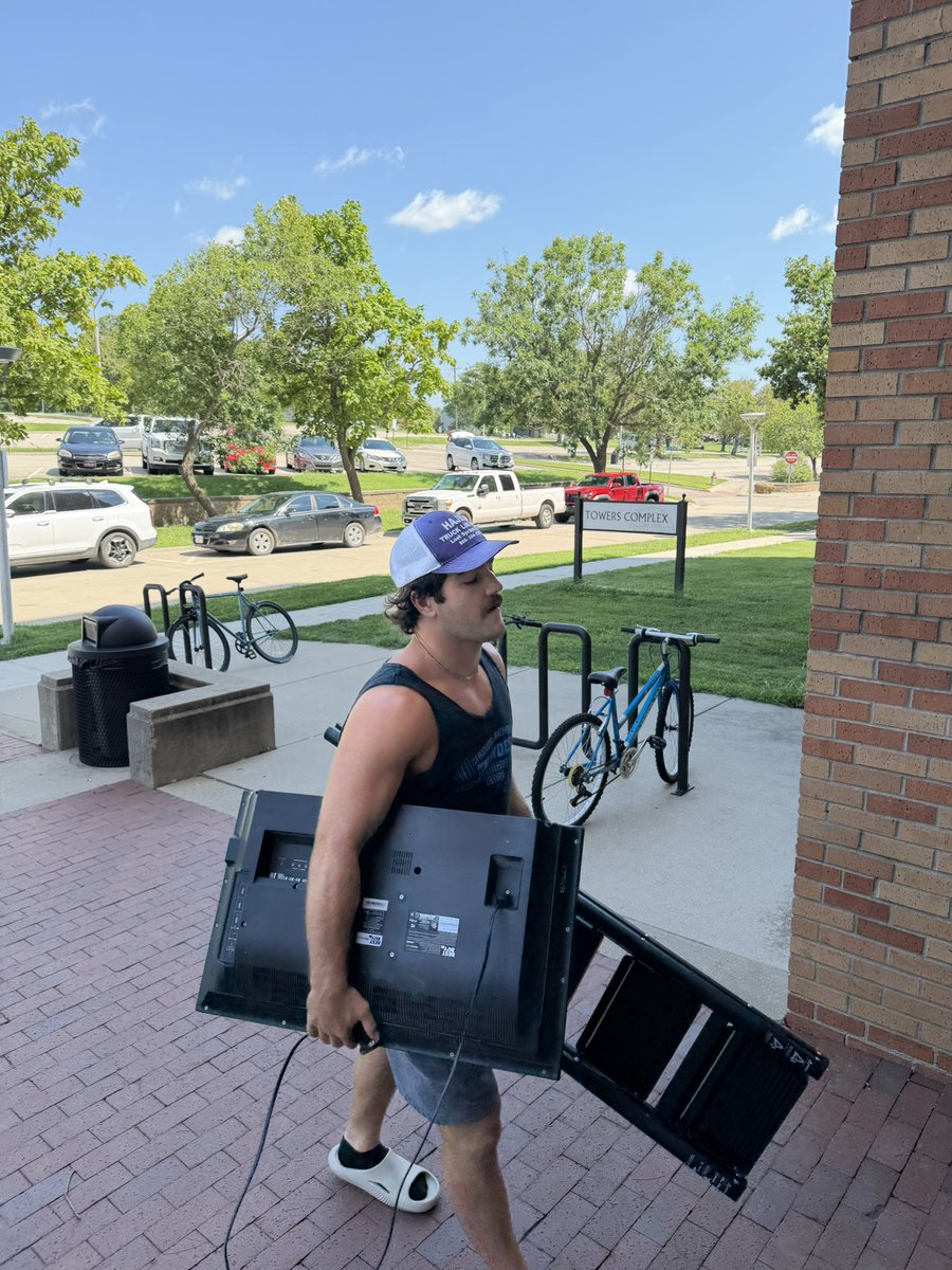 esuhornetsfb's tweet photo. Freshman Move in Day!🐝🏈

#StingersUp🐝 | #FOE🐝🧱 | #UNIT https://t.co/xwAFObbe8y