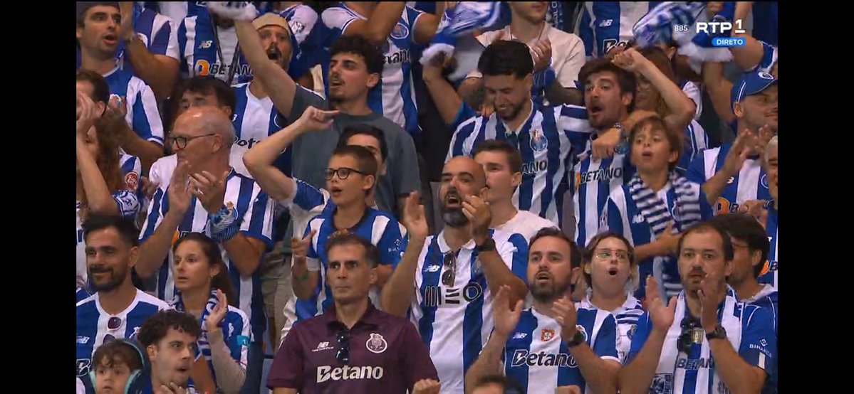 MiguelMartinho7's tweet photo. E acaba em Coimbra.

O Porto conquista a Supertaça pela 25.ªvez na sua história, e torna-se ainda o clube mais titulado em Portugal.

#FCPSCUT #Supertaça https://t.co/rqLXuSXTN1