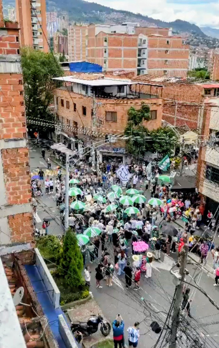 barrioantioqu1a's tweet photo. @LDSfloresta @Invatibles_1999 Somos de la ciudad de feria de flores !
@BandaOccidente
#DesfileSilleteritos #FeriaDeFlores https://t.co/Sgzi6RtXaz