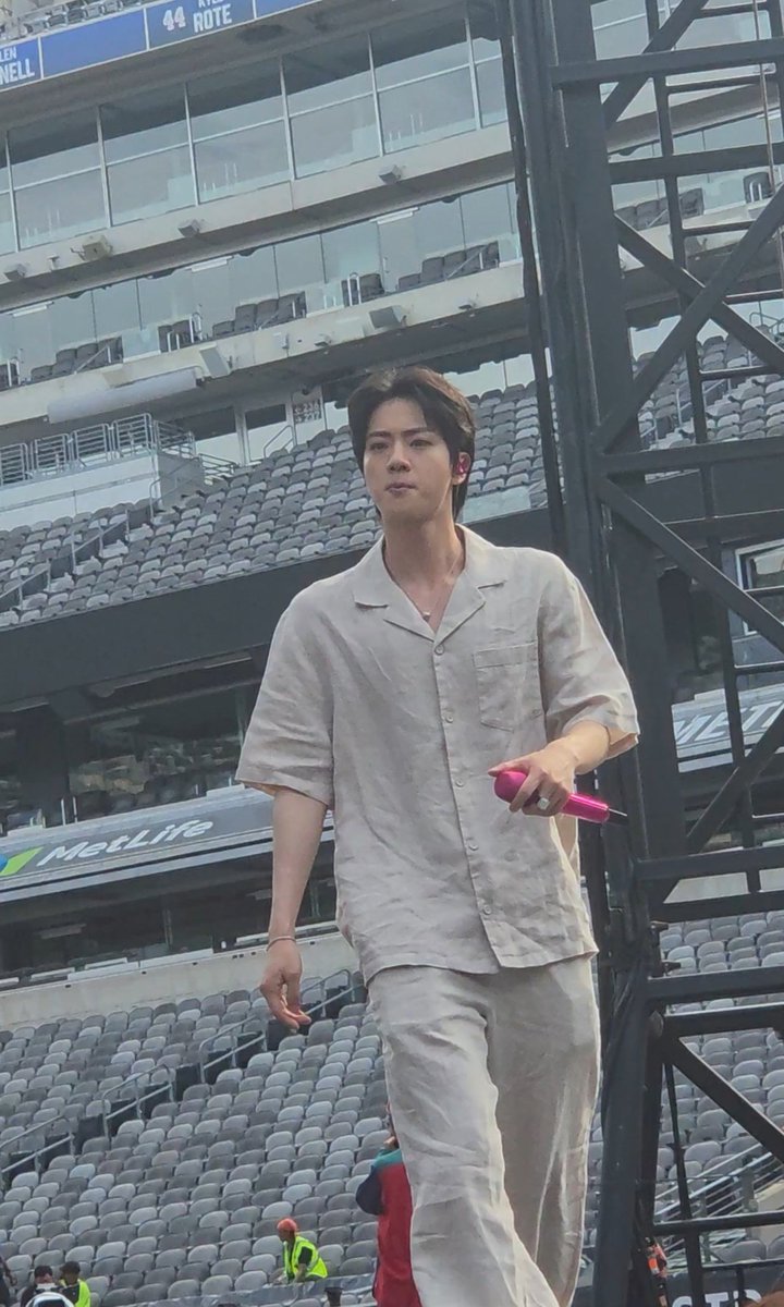 SeokJinLovyy's tweet photo. MY GOD HE IS REALLY A PRINCE !! 

PRINCE JIN                                PRINCE ERIC https://t.co/I7D6OtuPXZ