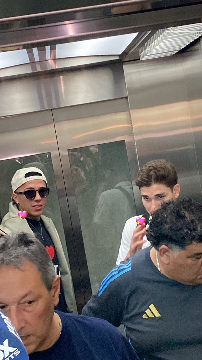ejf249's tweet photo. les sacaban fotos juntos a enzo y julián en el aeropuerto como si fuesen una pareja famosa escapándose de los paparazzis (lo son) https://t.co/oNUWalP8Bh