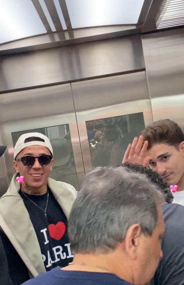ejf249's tweet photo. les sacaban fotos juntos a enzo y julián en el aeropuerto como si fuesen una pareja famosa escapándose de los paparazzis (lo son) https://t.co/oNUWalP8Bh