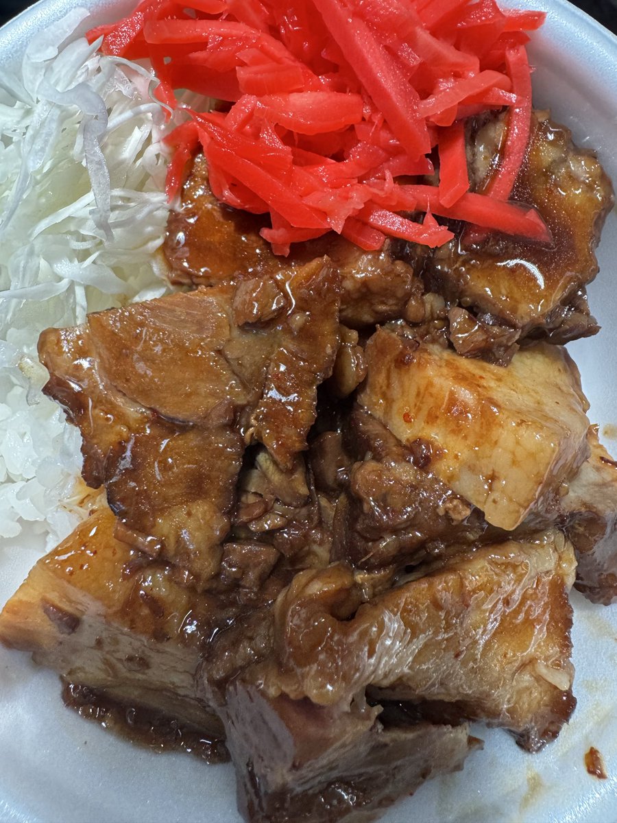 NekoyagiTamaki's tweet photo. 昨日はSCOPサバゲーに参加してきました！

初めてのサバゲーめっちゃくちゃ楽しかったです！
敵チームに挟まれた時の絶望感やばかった🤣

後半グロッキーでフィールドに全然行けなかったけど
その間にSCOPPER以外の方々ともお話できて
とっても楽しい1日でした✌️

写真全然撮ってなくて豚角煮丼と帰りの景色とうちの子Tシャツを着た私