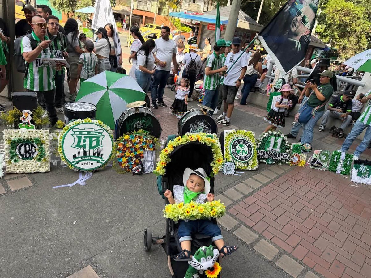 barrioantioqu1a's tweet photo. @LDSfloresta @Invatibles_1999 Somos de la ciudad de feria de flores !
@BandaOccidente
#DesfileSilleteritos #FeriaDeFlores https://t.co/Sgzi6RtXaz