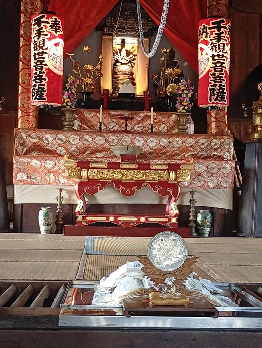 MakotoSunshine's tweet photo. 秩父三十四観音霊場巡り〜🏍️
12年に一度の午年総開帳

□札所十九番　龍石寺
御本尊は千手観世音菩薩坐像で
撮影可となっている
（中から光をあてている御開帳）

境内には死者の服を剥ぎ取る奪衣婆を祀る「三途婆堂」がある
衣服の重さは生前の業が現れるとされ死後の処遇が決まると

 御朱印を頂く🙏 https://t.co/AhiXNq9X9o