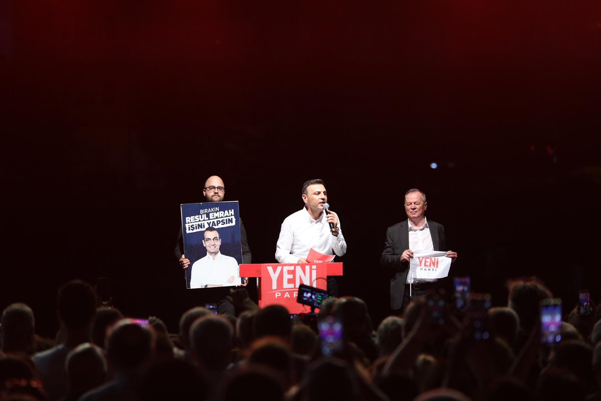 ozgurcelik1919's tweet photo. Darbeye karşı, 500. günde yan yana omuza omuza!

Hukuksuzca Silivri zindanında tutsak edilen, 15,5 milyon vatandaşımızın oyuyla seçilen Cumhurbaşkanı adayımız Ekrem İmamoğlu, Beylikdüzü Belediye Başkanımız Mehmet Murat Çalık ve Şişli Belediye Başkanımız Resul Emrah Şahan için Genel Başkanımız Özgür Özel öncülüğünde Beylikdüzü’nde halkımızla buluştuk.

Bir an bile umutsuzluğa kapılmak yok. 

Suyun akışını değiştirenler tarihin akışını değiştirecek.