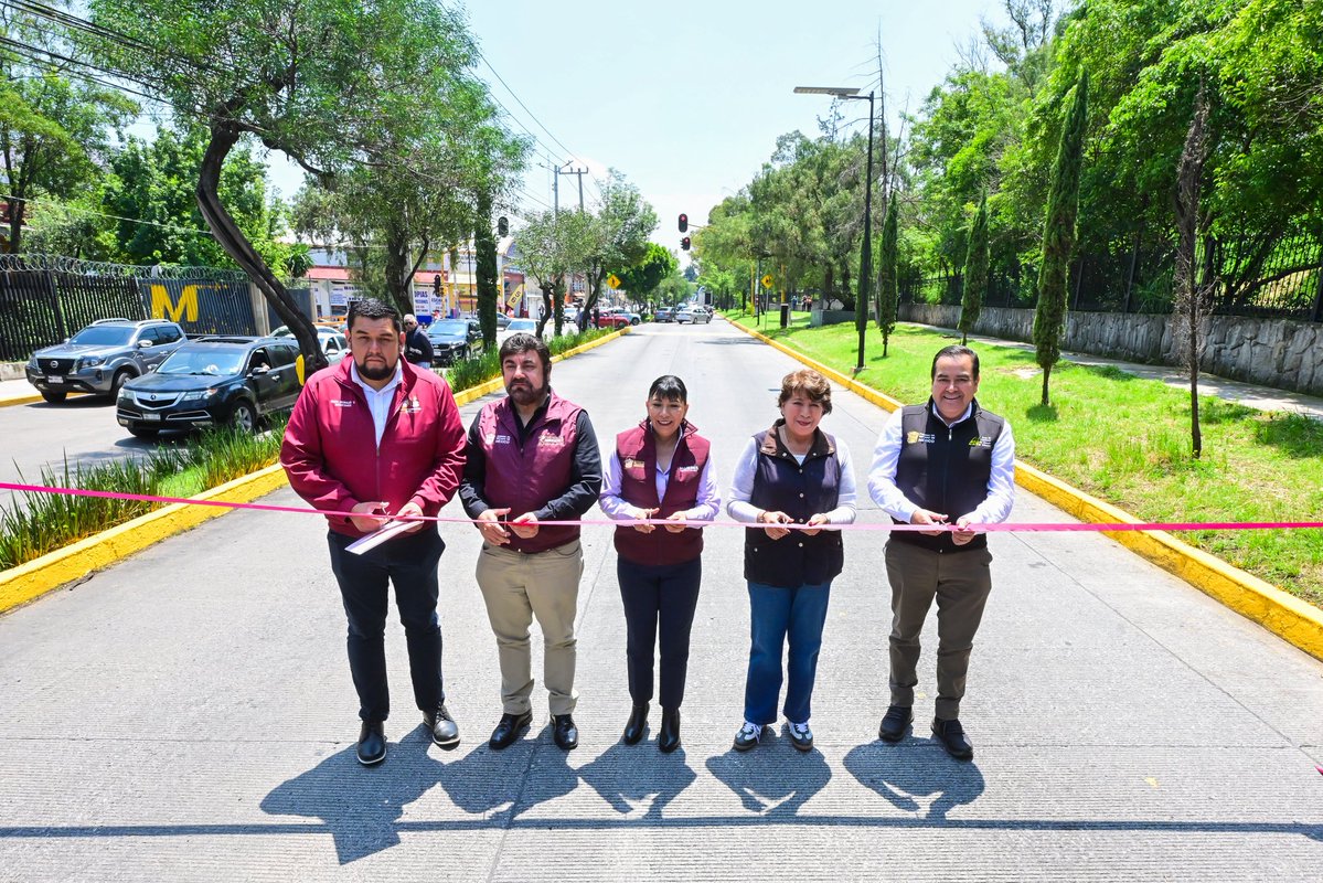 delfinagomeza's tweet photo. Continuamos las actividades en #Naucalpan donde entregamos el mejoramiento urbano de la avenida Jardines de San Mateo, como parte del Programa Caminemos Seguras.
La mejora de esta vialidad incluyó la instalación de luminarias tipo LED, reductores de velocidad, construcción de banquetas, así como rampas de acceso incluyente para beneficio de más de 24 mil 500 mexiquenses.
Reafirmamos que el 2026 es el #AñoDeLasObrasEdoMex.
#ElPoderDeServir