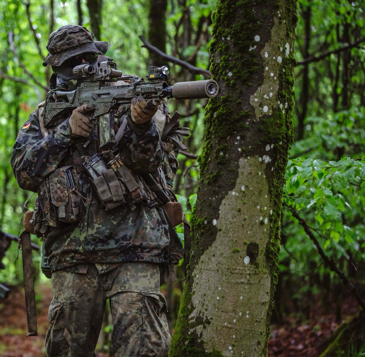 Marco845549's tweet photo. 1.ª Cía. Recon. Largo Alcance. Bundeswehr 🇩🇪
🇩🇪 Fusil G36KA4
🇨🇭Supresor B&amp;T ROTEX-III con protector 🇺🇸 Manta Defense
🇺🇸 🔎 EOTech: G33 + EXPS3-0 
🇩🇪 Iluminador-Láser Rheinmetall LLM01
🇩🇪 🎨 Flecktarn
🇨🇦 🧤 PIG Alpha
* 🏞 Bosque templado caducifolio. 🌳 Haya https://t.co/aHJdnKQPVs