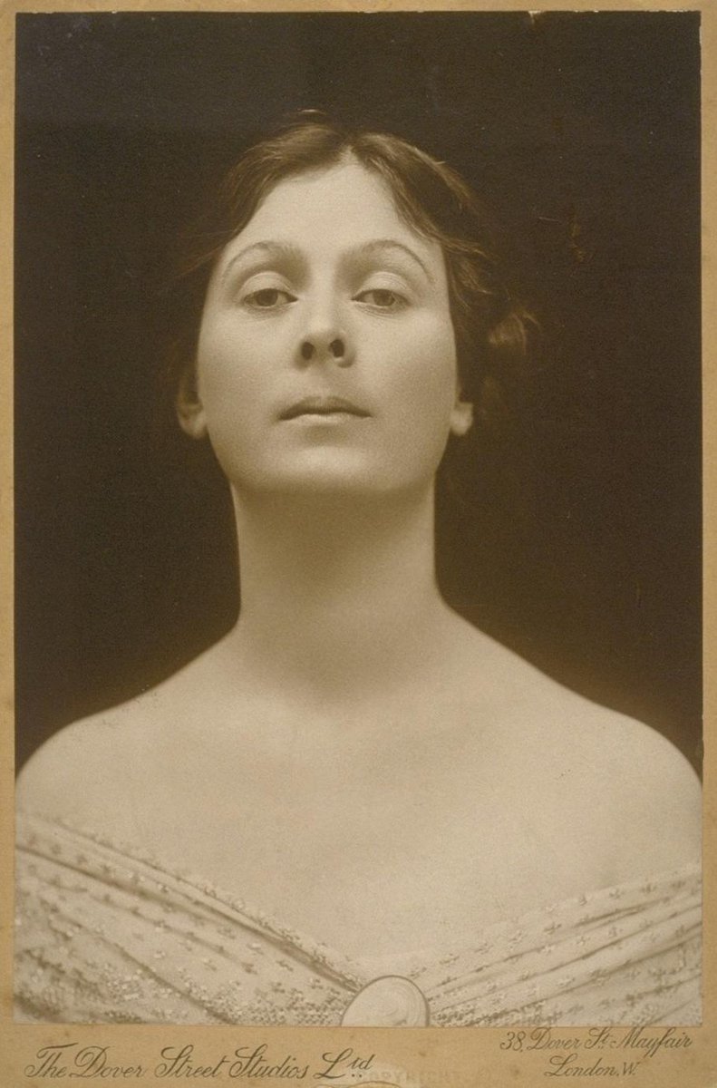 nilozbii's tweet photo. Isadora Duncan https://t.co/zChPUFDP1x