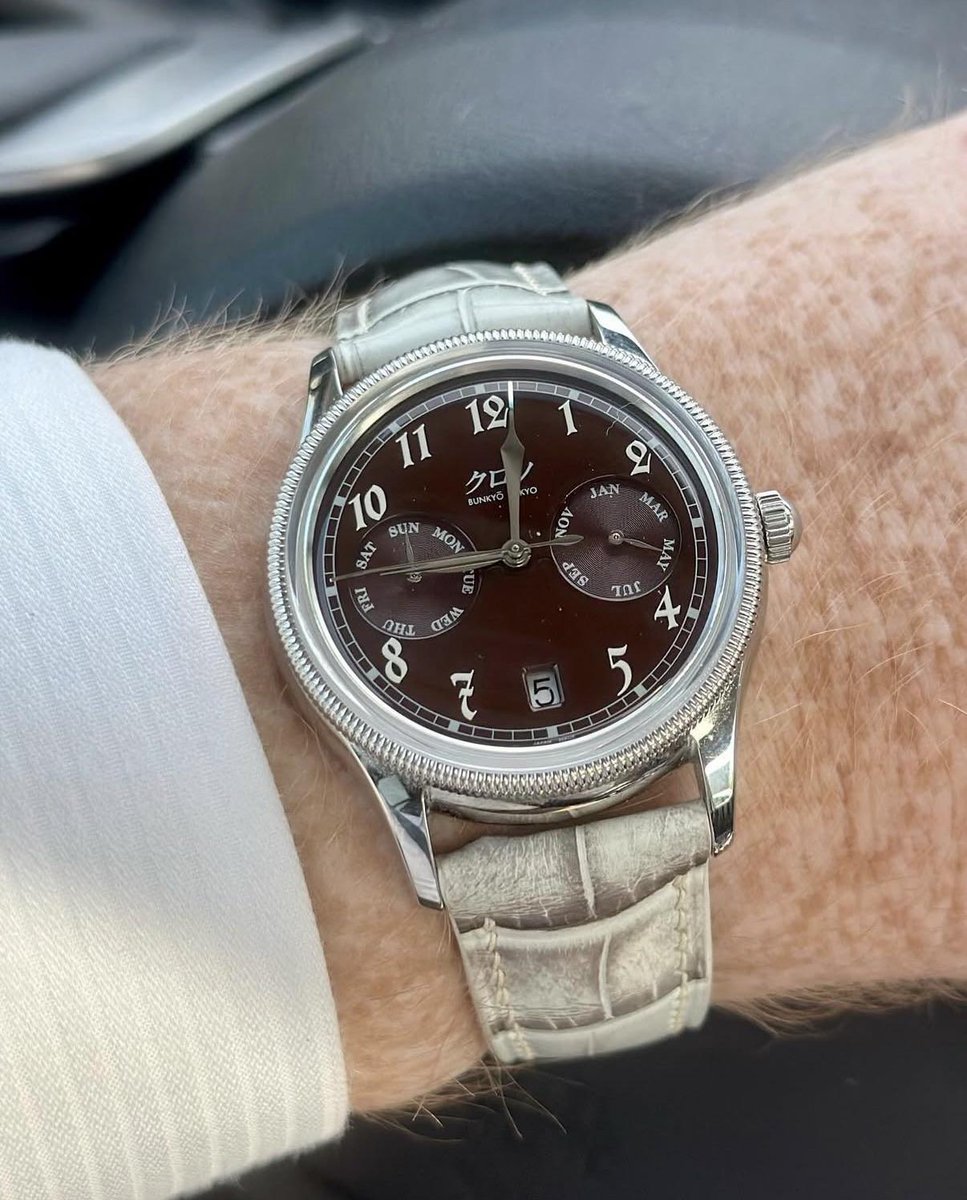 WatchPatrolRF's tweet photo. 🍡 The enamel dial on this Kurono Calendrier ‘Azuki’ nails the color—rich, deep, not too flashy. Asaoka’s art deco touches set it apart from the usual vintage-inspired crowd. #Kurono #ArtDeco #EnamelDial #Genericwatchpun
🔥 $3,500 at https://t.co/qSZfqSfSYD https://t.co/9IHYPjKOcO
