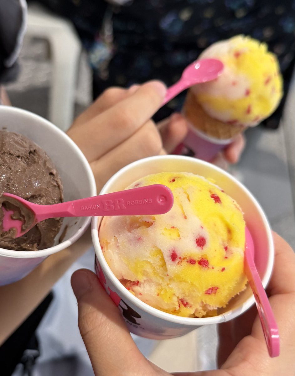 suuchip's tweet photo. 2日連続でアキバへ行ったの初めてだったかも？！幸せな2日間でした🩵
もう8月かぁ…。今月も笑顔いっぱいの楽しい月にしたい。
31の新作アイス〜ピカチュウのボルテッカー〜好みな味だった🍨❤︎ https://t.co/P3F6u7043F