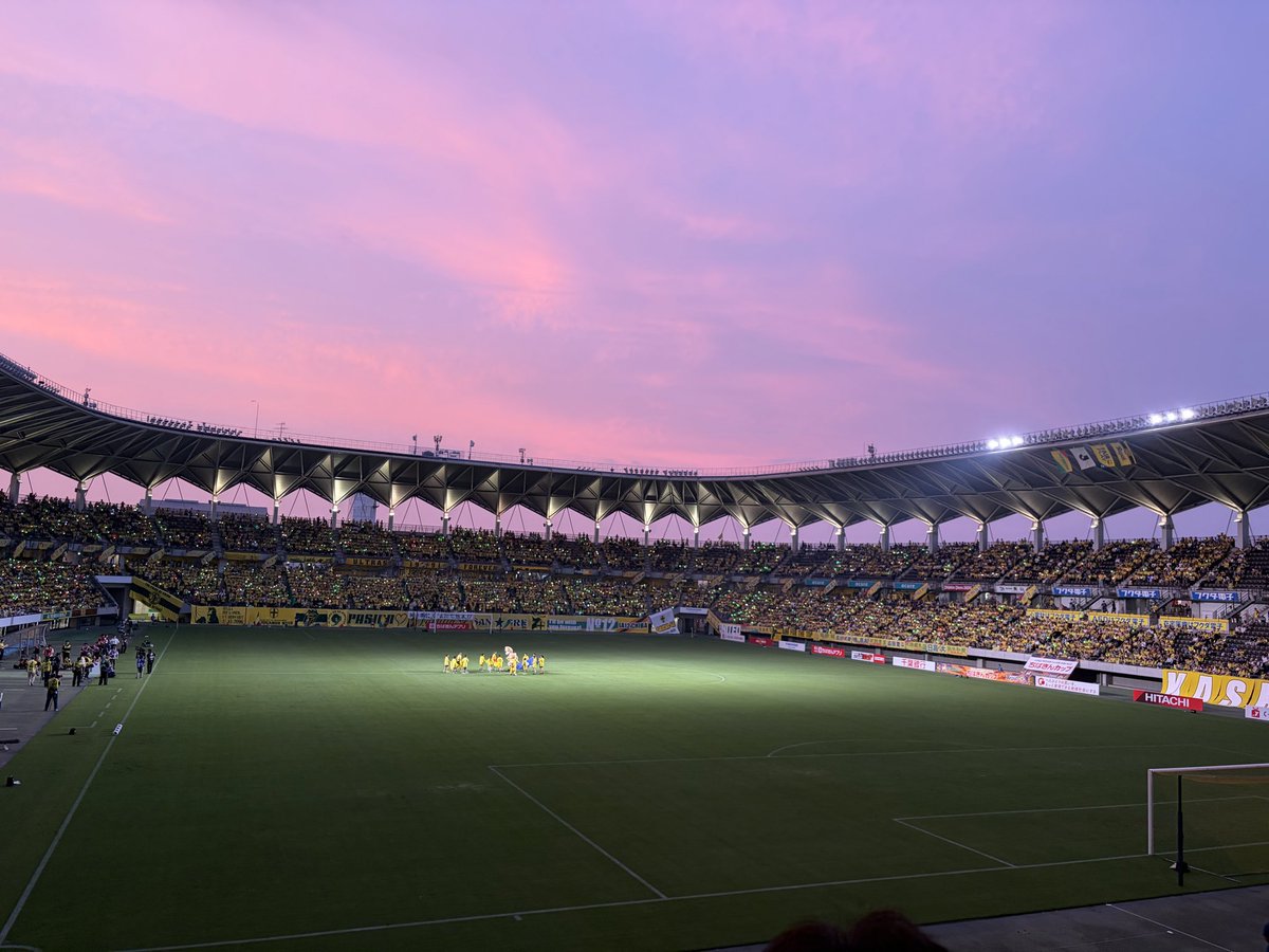 recobayashi's tweet photo. ちばぎんカップ。このなかから4年後のW杯に出る選手がいるかも、と思いながら楽しみました。
「絆を胸に。がまだせ熊本！！」の横断幕を掲げていたジェフサポさんはつながりを大事にされてて素敵だなと思いました。 https://t.co/tfvtBMZmGm