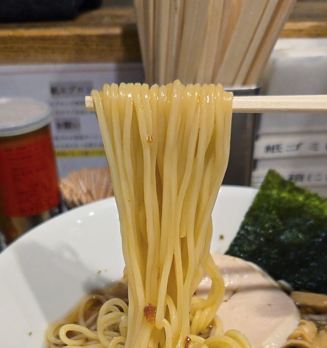 KaizokuoMa's tweet photo. 【新橋 纏】新橋
限定 羅臼昆布冷やしそば
訪麺🍜蒸し暑さを爽やかに払拭する冷製soup♬濃厚な羅臼昆布に芳ばしい揚げ葱の香り…艶やかで体温をひんやり下げる抑揚のある味わいと余韻に恍惚とする珠玉の逸杯♪めっちゃウマ──ッ!
ツルバツの中細麺&amp;柔らか鶏🥩に煮出し茸茄子も絶品🥰
超絶美味‼️🙏💥💯 https://t.co/aXX3XfxMs8