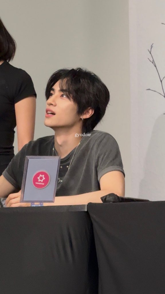 dearyangyang's tweet photo. 260801 wayv nyc event

i told xiaojun hes so handsome i forgot what i was gonna say and he said yeah that usually happens 😭😭 

#WayV #威神V #MAKESTAR 
#MAKESTAR_WayV_Fansign_In_NYC https://t.co/DizCjgH3Dt