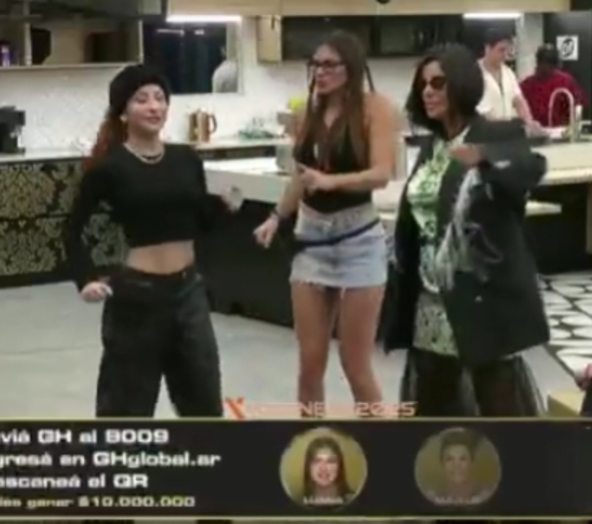 blanchnieche7's tweet photo. La campana igual vestida a Sol siempre quiso ser ella PODRAS JAMÁS Sol solo hay uno las copias afuera Campanita al 9009 #GranHermano https://t.co/8mnO7cdQ9m