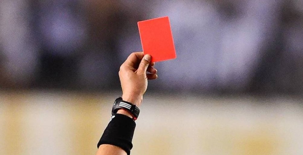 diegonalinha's tweet photo. 1/3 🚨 FLAMENGO E PALMEIRAS DISPUTAM O PRÓXIMO APITO

O STJD denunciou Maurício pela cotovelada em Cacá, punida só com amarelo. O Palmeiras pediu isonomia, citou Pulgar e Raniele e avisou: “não aceitaremos calados”.

A guerra já ultrapassou o lance e mira a disputa do título. https://t.co/l9V9biIoBu