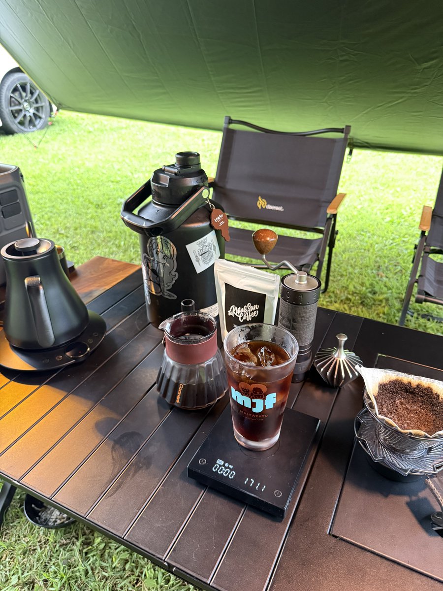 Ton_Aku's tweet photo. 今朝はThe Rising Sun Coffeeのアフターサーフブレンドをアイスで淹れてみた☕(美味)

エペイオスの抽出器具が美し過ぎてペーパーフィルター忘れてキッチンペーパーで代用してる事には多分誰も気付かない🫣 https://t.co/Mc8SX3IvIY