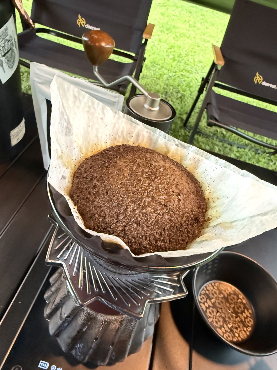 Ton_Aku's tweet photo. 今朝はThe Rising Sun Coffeeのアフターサーフブレンドをアイスで淹れてみた☕(美味)

エペイオスの抽出器具が美し過ぎてペーパーフィルター忘れてキッチンペーパーで代用してる事には多分誰も気付かない🫣 https://t.co/Mc8SX3IvIY