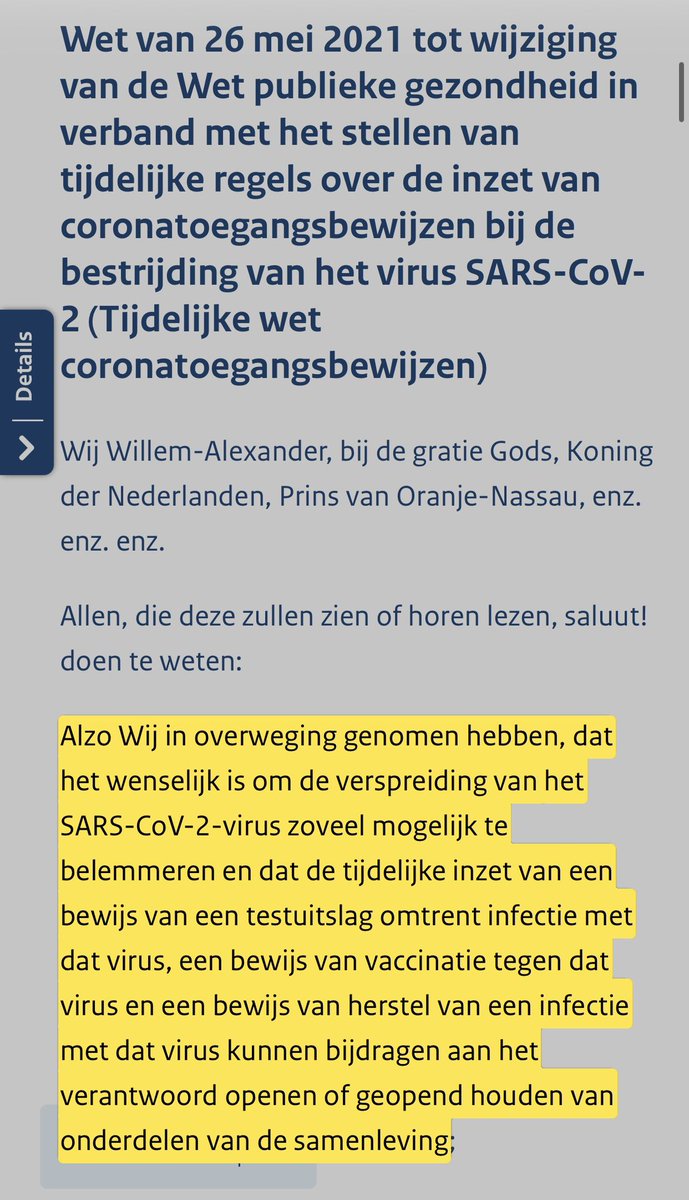 Denachtzuster1's tweet photo. 1/8/26 - FAUCI’S GEHEIME DAGBOEK: ‘VACCINS HEBBEN ABSOLUTE NUL EFFECT OP BESMETTING’ – NEDERLAND BASEERDE QR WETGEVING OP NIET WERKENDE PRIKKEN  🧵1/2 

Op 13 augustus 2022 noteerde Anthony Fauci in zijn privé-dagboek iets dat de Amerikaanse top destijds liever niet hardop zei. De CDC was van plan te melden dat de coronavaccins een “absolute lack of efficacy” hadden tegen infectie én transmissie. Fauci en colllega’s drukten die harde formulering weg. Soft language was beter: “modest and waning efficacy”. De absolute tekst zou de booster-campagne én de juridische basis van mandaten ondermijnen, schreef hij droogjes op. 

Diezelfde aanname, dat een prik de overdracht substantieel afremde, lag in Nederland onder de coronatoegangsbewijzen. Vanaf 25 september 2021 moest je gevaccineerd, genezen of getest zijn om de horeca, theaters, bioscopen of evenementen binnen te komen. De maatregel steunde op de Tijdelijke wet maatregelen covid-19 en latere wijzigingen van de Wet publieke gezondheid.

Wat de Nederlandse adviesorganen precies zeiden

De Gezondheidsraad schreef op 20 mei 2021 dat er “enkele studies” waren verschenen. Het aantal was beperkt en het bewijs “veelal indirect”, maar de uitkomsten wezen “steeds in dezelfde richting”. De raad achtte het “waarschijnlijk” dat vaccinatie “tot op zekere hoogte” transmissie tegenging. Meer onderzoek was nodig naar de precieze mate en omstandigheden. 

Het OMT onderschreef dat advies op 24/25 mei 2021. Het team verwachtte zelfs dat de schatting een onderschatting was van het werkelijke effect, vooral omdat vaccinatie sterk beschermde tegen infectie zelf.  Op basis van die adviezen en RIVM-prognoses ging de 3G-pas de lucht in.

De data veranderden, de pas bleef

Toen de deltavariant en later omikron de transmissiebescherming verder uitholden, gebeurde er opvallend weinig. De maatregel bleef van kracht tot eind februari 2022. Mensen zonder QR-code bleven buitengesloten terwijl de wetenschappelijke grondslag onder hun voeten wegzakte. 

Juridisch was dat onder de crisiswetgeving verdedigbaar: de rechterlijke macht keek vooral of de regering zich op de officiële adviesorganen baseerde. Inhoudelijk is het een andere vraag. Je legt een fundamentele vrijheidsbeperking op omdat je denkt dat een prik de keten van besmettingen stevig doorbreekt. Als die aanname al in 2021 voorzichtig en begrensd was, en later grotendeels verdween, en je past de maatregel niet aan, dan is “goed en zorgvuldig bestuur” een stevige claim.

Fauci’s dagboek toont dat de Amerikaanse top in 2022 actief de publieke boodschap over de zeer beperkte overdracht bescherming weg poetste. Nederland had de QR-code intussen al maandenlang laten scannen op basis van de voorzichtige maar optimistische aannames van mei 2021.

Bent u er nog? Dwang en drang op een effect wat min of meer niet bestond, en officiële instanties die later beter wisten dan de gemiddelde cafébezoeker met een QR-code op zijn telefoon.