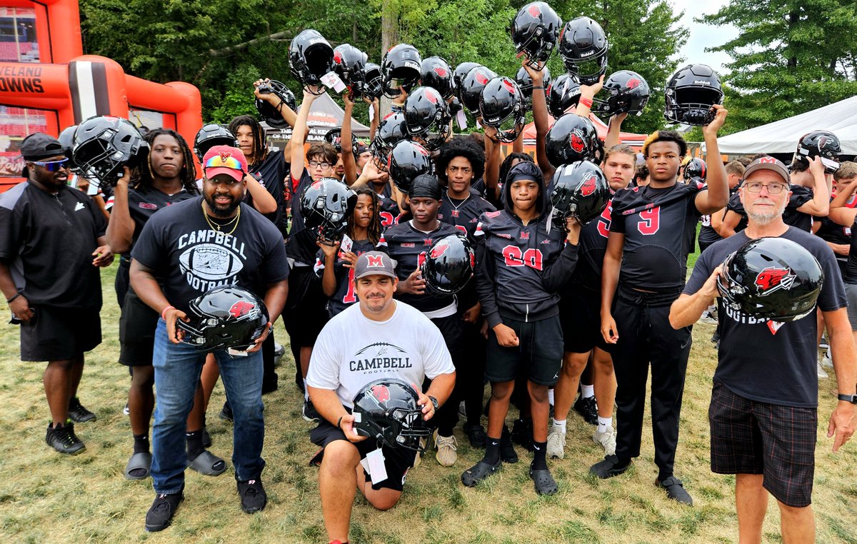 CMRedDevils's tweet photo. From Berea today at Browns Training Camp!  Our team received brand new Riddell helmets and were able to enjoy watching training camp and the atmosphere! What a great day for our guys! 
#GoRedDevils🏈🏈🏈 https://t.co/jff0IUquBz