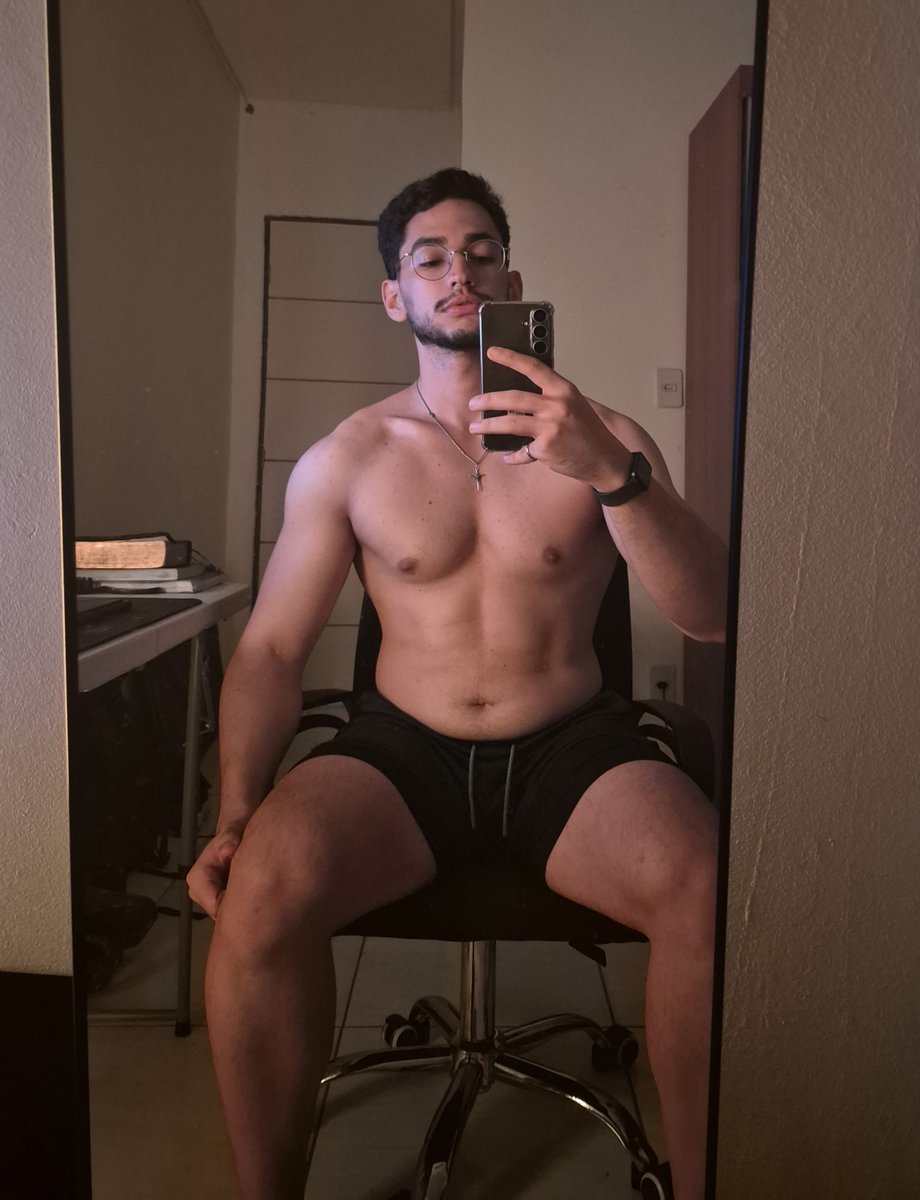 kleb_by's tweet photo. Ficaria com um rato de academia parrudinho? 🤧 https://t.co/yY1qDzKz0s
