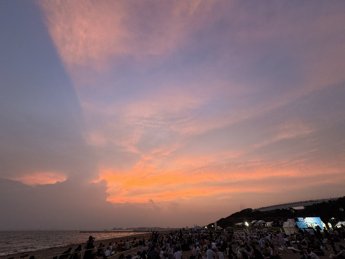 manta1014's tweet photo. 昨日は砂浜のA会場で「幕張ビーチ花火フェスタ2026」を鑑賞しました！
すごく綺麗だったよ😆夏だね🎆
すごくよかった一方で体力的に砂浜きつかったから来年は抽選の申し込み忘れずにしたいと思います！ https://t.co/0aIp2KfNHO