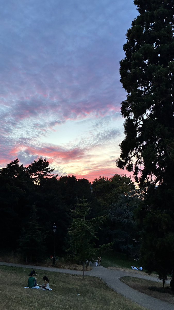 satvikputi's tweet photo. Birthday picnic (hbd @alinabeing )
Paris sunset sooooo beautiful today https://t.co/CRI4czNUoO