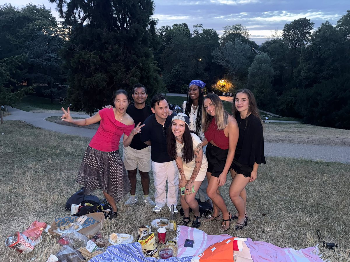 satvikputi's tweet photo. Birthday picnic (hbd @alinabeing )
Paris sunset sooooo beautiful today https://t.co/CRI4czNUoO