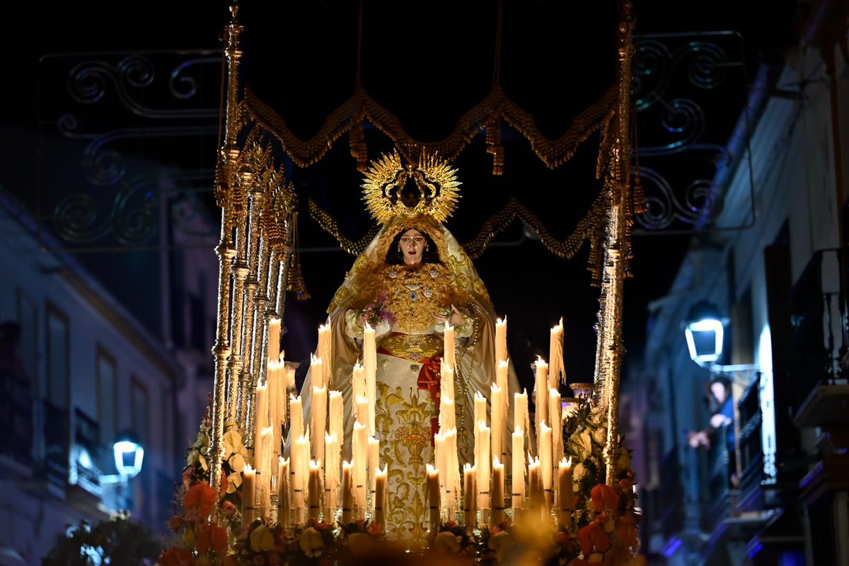 Lapazmalaga's tweet photo. Llega la 𝙑𝙞𝙧𝙜𝙚𝙣 𝙙𝙚 𝙡𝙖 𝘼𝙪𝙧𝙤𝙧𝙖 al Ayuntamiento

🎼 ‘Cachorro eterno’ — @CristobalLG 
🎼 ‘Espíritu Santo’ — Pablo Ojeda
🎼 ‘Pasan los Campanilleros’ — Manuel López Farfán 

#SuenalaPaz🎶🕊️ #CofradíasMLG @Hdad_Aurora https://t.co/SpxD4hjX02