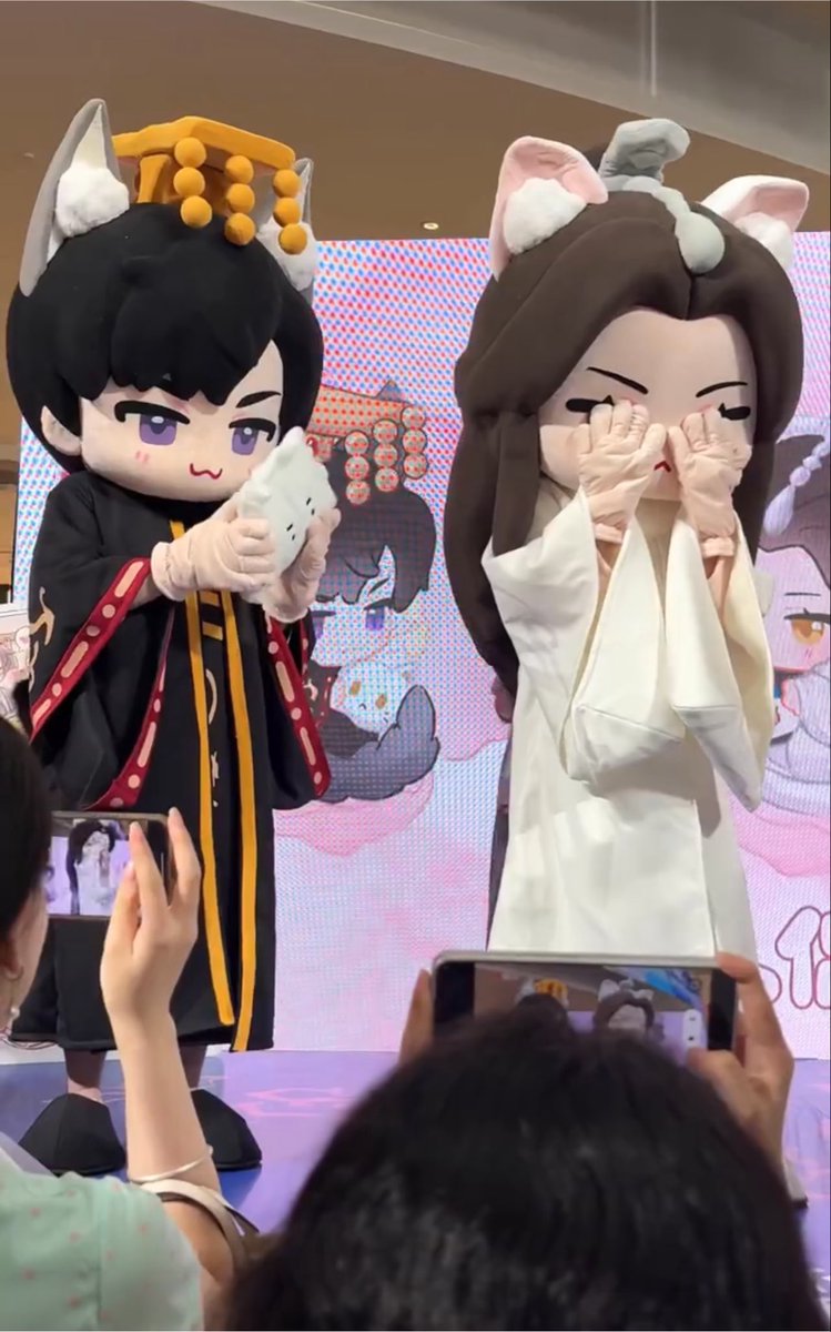 huskycatshizun's tweet photo. wanning getting so shy after gifting taxian-jun the wonton 🥹 i’m getting cuteness aggression please https://t.co/9M3j5ZzPZm