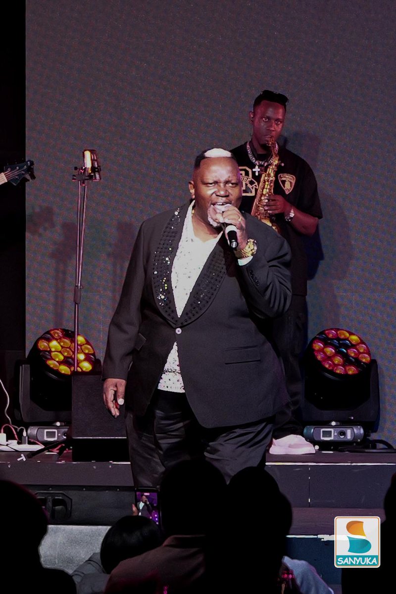 sanyukatv's tweet photo. Neera akuwanye ennyo era asoosa "O"

agamba atya?

#KingMichaelLive
#CoronationConcert | #SanyukaUpdates https://t.co/Ba19XwRyFW