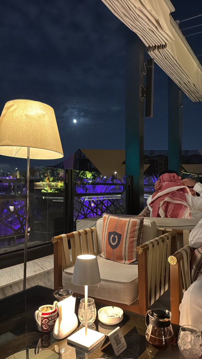 ae_11_1's tweet photo. النسايم لو تخيّر من العالم تجيك
كل نسمه ماتمرك ماهيب مشببه

اطلب من العين هذي وهذي قبل ذيك
 في رضاوة خاطرك والله انها موجبه

السماء والارض كلً من الثاني يبيك
ان لقو غيرك بدل مالقو مثلك شبه. https://t.co/uJ1g6027KF
