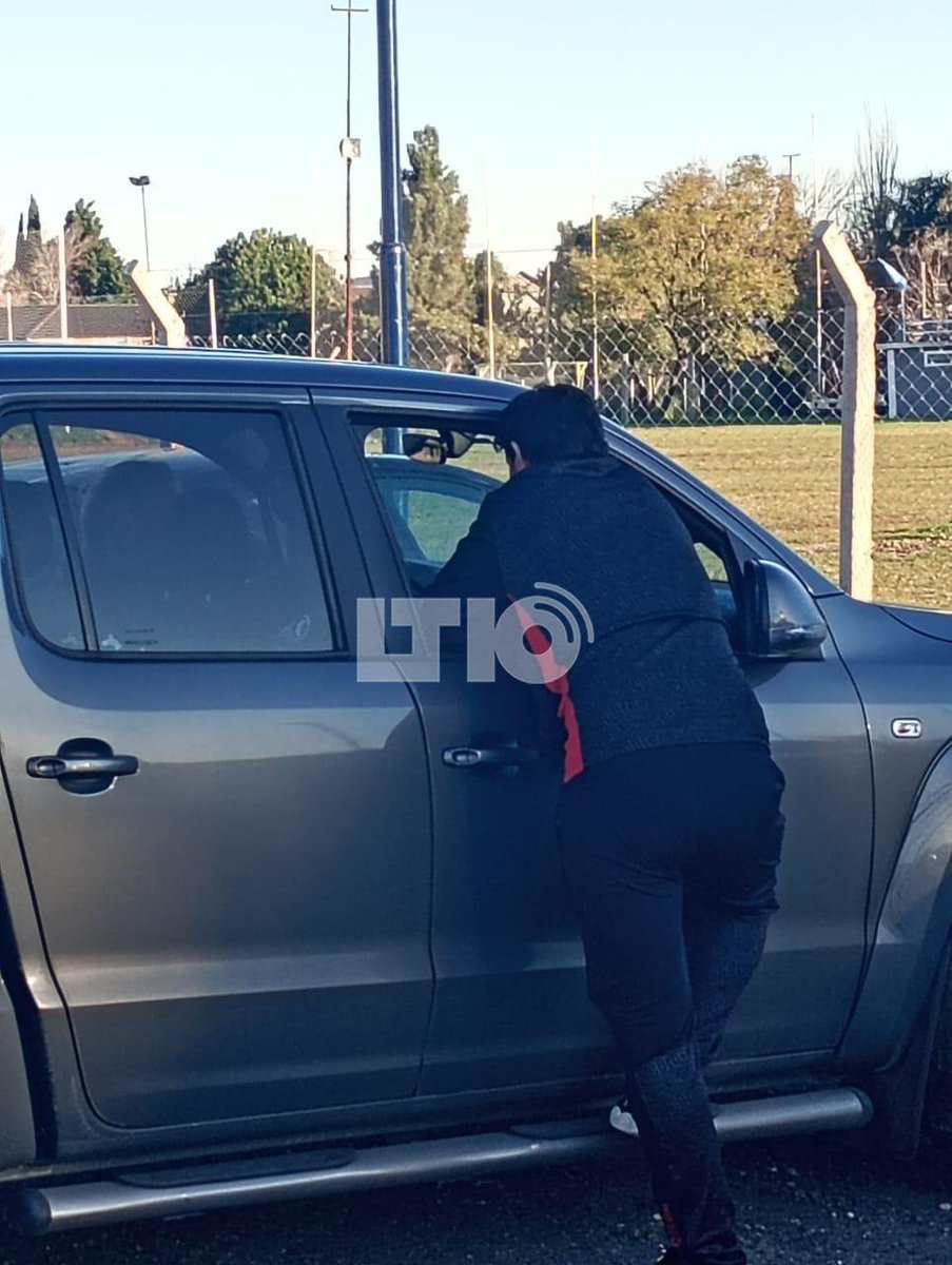 MatiLorefice's tweet photo. José Alonso, antes de retirarse de la cancha de Acasusso, se reunió con el manager Diego Colotto. Lo que me dicen a mi, es que Medran va dejar de ser el técnico sabalero. https://t.co/QTKrvUa39F