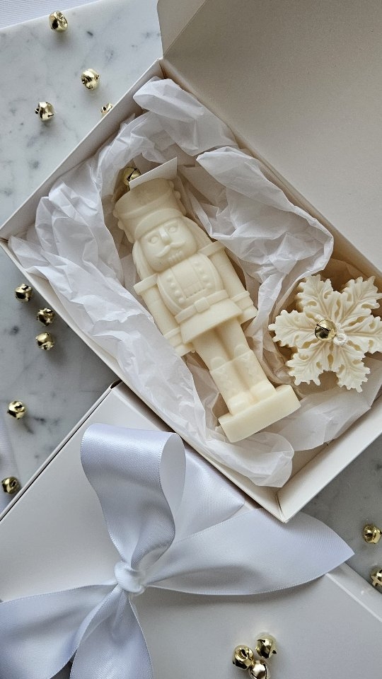 _candlesanuzvg's tweet photo. Personalisierte Taufkerze oder Kommunionskerze 🤍✨
Schlicht, elegant und mit ganz viel Liebe handgefertigt.

Jede Kerze ist ein Unikat und wird individuell für euren besonderen Anlass gestaltet – mit Namen, Datum und feinen Details, die sie zu etwas ganz Persönlichem machen.… https://t.co/O3Wmwi7Y8y