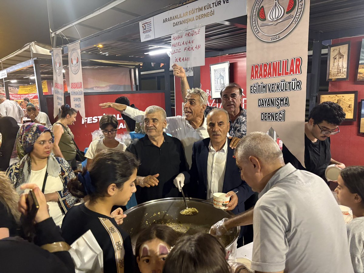 ahmetcesur27's tweet photo. Arabanlılar Eğitim, Kültür ve Dayanışma Derneği olarak, Gaziantep 10. Hemşeri Dernekleri Festivali’nde yöresel lezzetimiz Firik Pilavını hemşehrilerimizle paylaşmanın mutluluğunu yaşadık.
Kültürümüzü yaşatıyor, gönülleri buluşturmaya devam ediyoruz. 🌾🤝 #Gaziantep #HemşeriDernekleriFestivali
#Araban #FirikPilavı