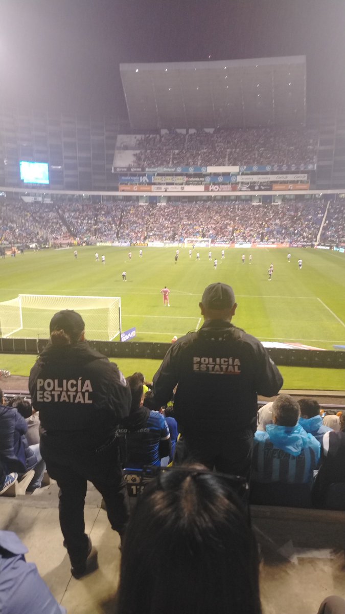 aherrtel's tweet photo. Señores a esto van sus elementos a estorbar la visibilidad de un aficionado que pago su boleto tengan madre estos dos hijos de su repvtamdre mierd4s paguen su boleto no solo vallan a perfudicar 
@Gob_Puebla https://t.co/coSflyfPBR