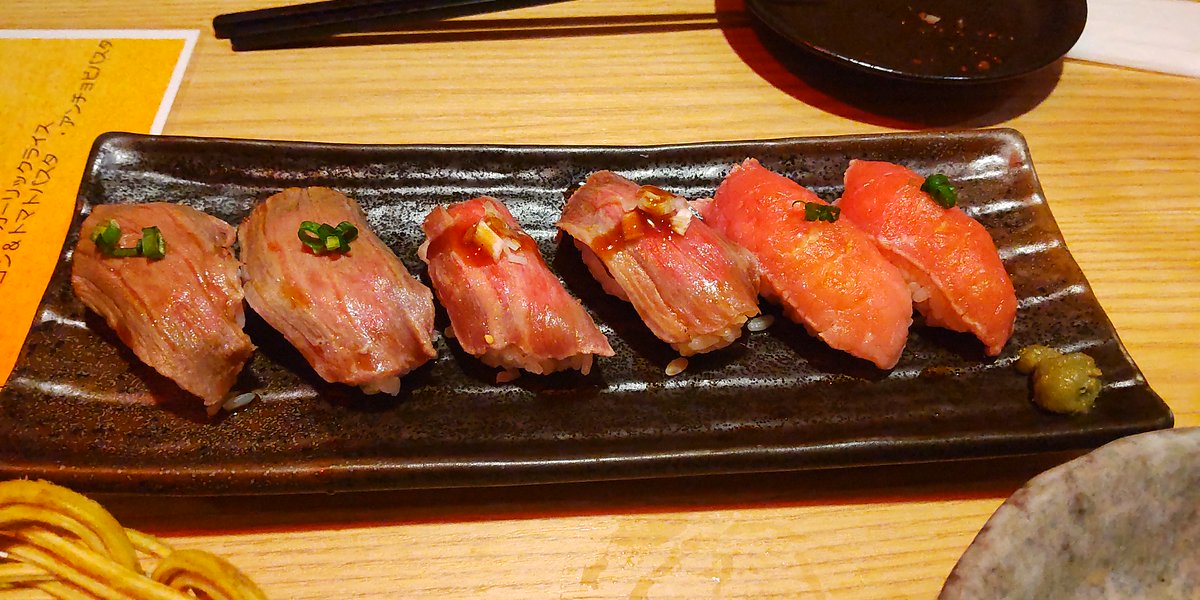 atusi722's tweet photo. #塩たんに飯テロリ
夕方に友達と飲みに行ったっす。肉寿司食べ放題。
６時間暇だったので、映画『スパイダーマン：ブランド・ニュー・デイ』を見てきたっす。あれって、職業だったんすね。うちのベランダのクモさんは、羽虫をいっぱいとってくれるので助かってるっす。 https://t.co/RxeAqLXw1R