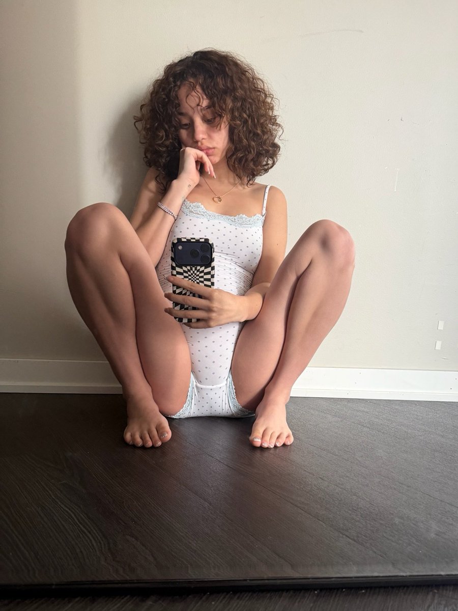 luhhangie's tweet photo. floor was feeling comfy today https://t.co/TTOrVjaEHg