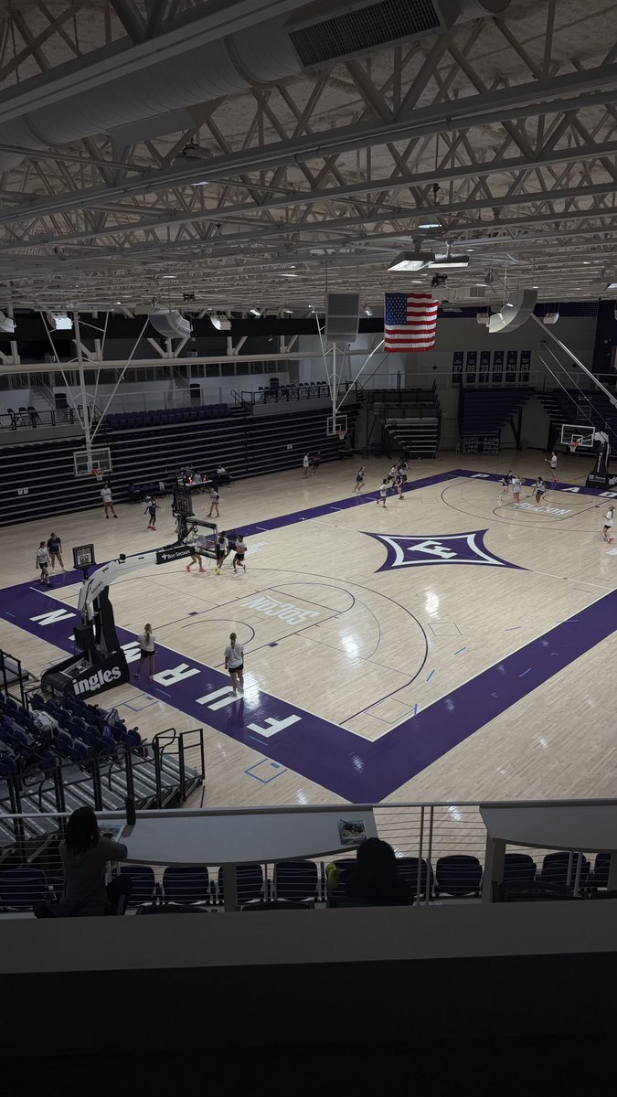 Alaina_Carter28's tweet photo. Great day at camp @FurmanU . Thanks to @Coach_Curtis_FU, @_CoachJohnson54, staff &amp; @FurmanWBB for hosting such a great camp The Work continues‼️ Working hard in the summer to prepare for the Winter @ladystagshoops
#HardWorkPaysOff #AlwaysWorking #GrowthMindset 💛💙🤍🦌🏀💪🏾 https://t.co/f6nAx1LjYP