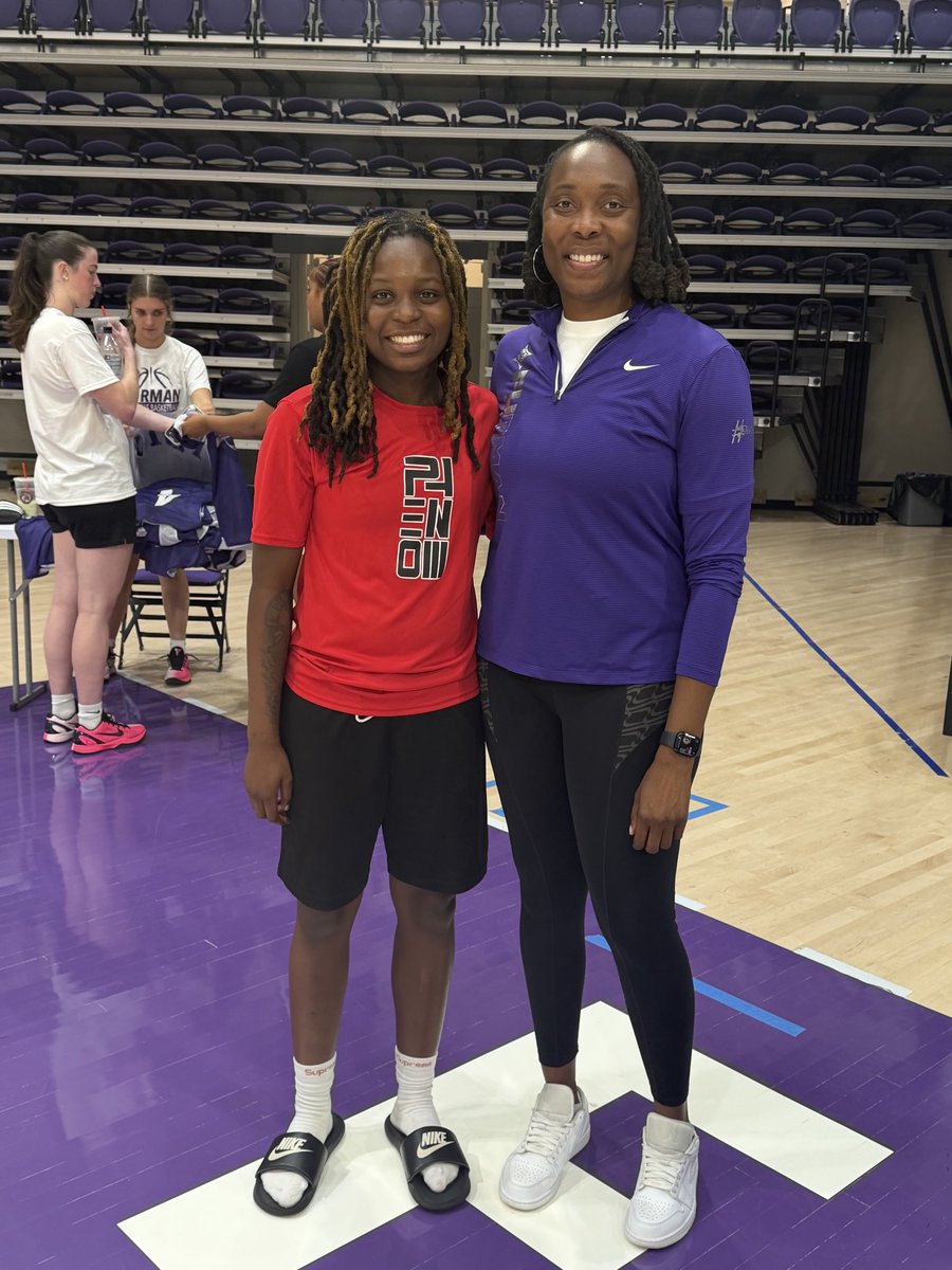 Alaina_Carter28's tweet photo. Great day at camp @FurmanU . Thanks to @Coach_Curtis_FU, @_CoachJohnson54, staff &amp; @FurmanWBB for hosting such a great camp The Work continues‼️ Working hard in the summer to prepare for the Winter @ladystagshoops
#HardWorkPaysOff #AlwaysWorking #GrowthMindset 💛💙🤍🦌🏀💪🏾 https://t.co/f6nAx1LjYP
