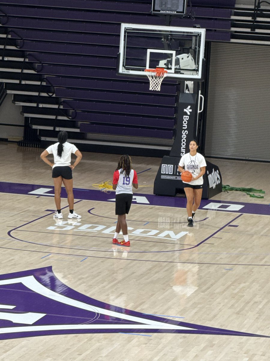 Alaina_Carter28's tweet photo. Great day at camp @FurmanU . Thanks to @Coach_Curtis_FU, @_CoachJohnson54, staff &amp; @FurmanWBB for hosting such a great camp The Work continues‼️ Working hard in the summer to prepare for the Winter @ladystagshoops
#HardWorkPaysOff #AlwaysWorking #GrowthMindset 💛💙🤍🦌🏀💪🏾 https://t.co/f6nAx1LjYP