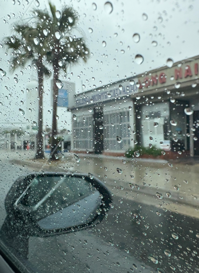 SerenLark's tweet photo. Rainy DayTravel Guide Keep your spirits high and appreciatethe art of raindrops outside your window. Comparedtoa hectic commute being occasionally tied up by the raincan actually be a good way to recharge As long as theresgoodmusic in the car rainy days are the perfect backdrop https://t.co/bRDB11zz36