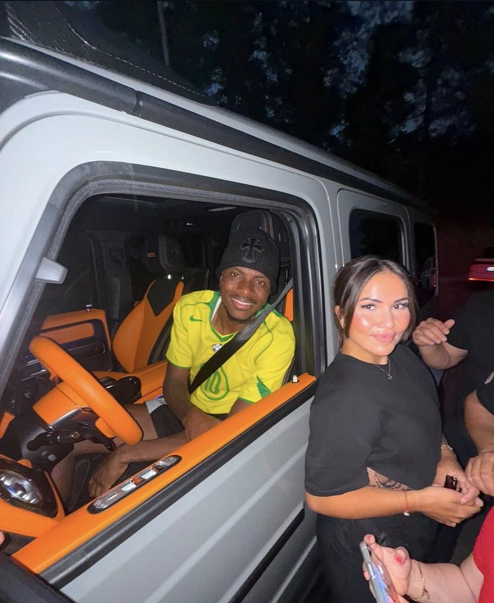 israel_ajoje's tweet photo. So who took these photos with Galatasaray fans today? https://t.co/Utx8sbUNRY