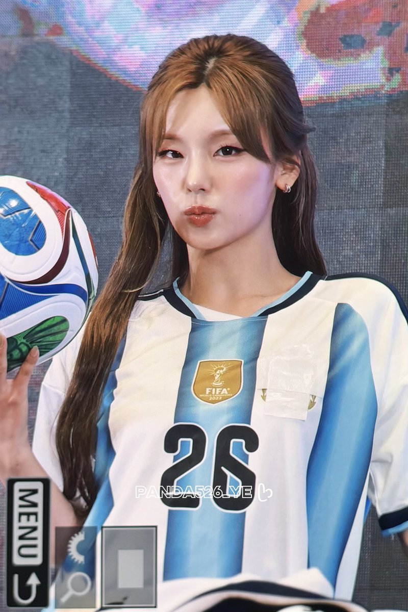 itzy_argentina_'s tweet photo. 🇦🇷 ¡ENVUELTA EN PATRIA! 🇦🇷

Yeji ha vestido la camiseta titular de la Selección Argentina durante el fanmeeting de Shanzhan, China, el día de hoy. 

A quien se la haya regalado: GRACIAS 

cr: @/Panda526_YE en X.
#ITZY #있지 #YEJI #예지 #ARGENTINA https://t.co/aOoM0fs948