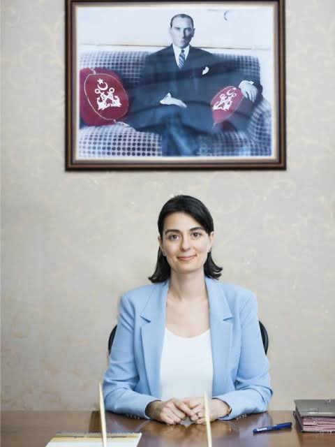 arturobanndinii's tweet photo. Her şerde bir hayır var mıdır? Bilinmez. Ama ararsan, her hayırda bir şer de bulabilirsin. O hâlde arayalım.

CHP, Cumhuriyet tarihi boyunca varlığını korumuş bir parti. Ülke yönetiminde bulunduğu yıllar sınırlı olsa da Meclis'in gediklisi olmuş; yerelde ise Kadıköy, ��ankaya, İzmir gibi uzun yıllardır elinde tuttuğu, sandığın sonucunun en karamsar anlarda heyecanla beklendiği  birçok il ve ilçeyi yönetmiş.

Böylece uzun süre konfor alanında siyaset yapmış. Etliye sütlüye karışmamış, kimse de ona "kış" dememiş. Hâl böyle olunca da hakiki bir davası olmayan, koltuksever,  birçok insana ev sahipliği yapmış. Bunun doğal sonucu olarak da bir arpa boyu yol alınamamış.

Sonra bir Ekrem İmamoğlu çıkmış. Alınamaz denilen Beylikdüzü'nü kazanmış, ardından hayal bile edilemeyen İstanbul'da üst üste üç seçim kazanmış. Öyle ki, ulaşılan her hayal gibi bu da zamanla sıradanlaşmış; insanlar artık ülke iktidarını hayal etmeye başlamış.

İşte tam da bu, birilerinin canını sıkmış. Gözaltılar, tutuklamalar, görevden almalar başlamış. Baskı arttıkça da yıllardır konfor alanında koltuğuna yaslanarak oturanlar birer birer kaçmaya başlamış.

Son tahlilde, bir de gitse bin de gitse, arınmak iyidir; yük atmak iyidir. Sana omzunun üstünden bakanlarla değil, omzuna omuz verenlerle yol yürünür. Saflar sıklaşır. Geçmez denilen günler de gelir, geçer.

O gün geldiğinde de mahpustaki Sinem Dedetaş, Fatma Kaplan Hürriyet, Ekrem İmamoğlu… ve daha nicesi çıktığında; Ali Eren acı bir gülümsemeyle hatırlanınca Ahmet Telli’nin şu dizelerini hatırlarız: “Sen sus artık, bize bundan sonrasını
dövüşen anlatsın”