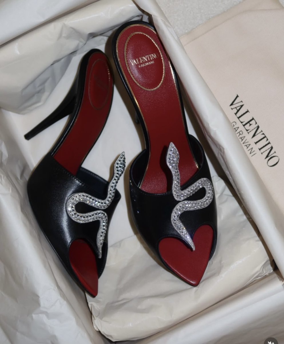 Mimiboards's tweet photo. Valentino Garavani Vg Coeur Vipère Mules 😻 https://t.co/FzfloDqtxW