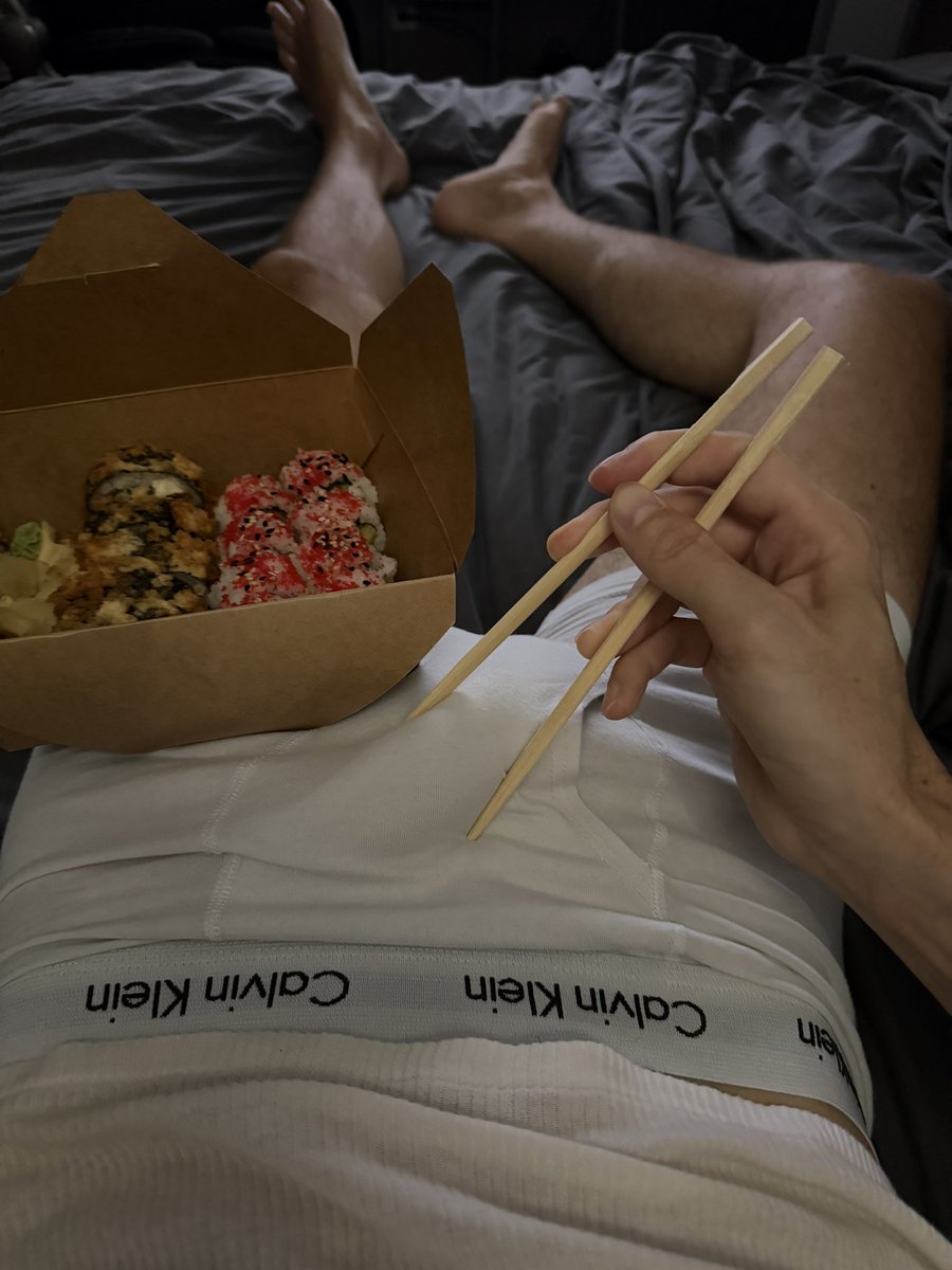 Slafffy's tweet photo. Sushi time https://t.co/E54F7Ycj0N